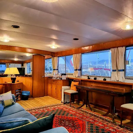 Botel Don Maximo *
