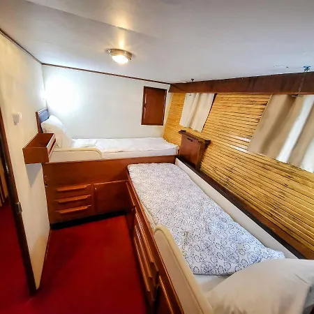 Don Maximo Hotel en barco *