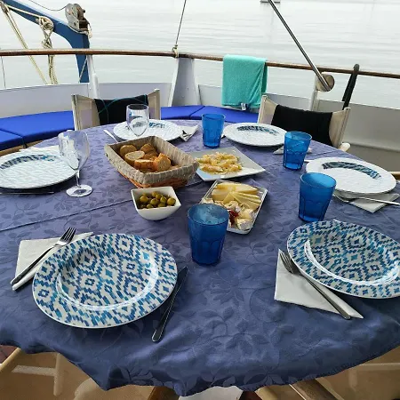 ספינת מלון Don Maximo Yacht ויגו